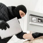 انتهك حرمة الموتى وأساء لرمز مصري.. بلاغ للنائب العام من ورثة أم كلثوم ضد كاتب اتهامها بالمثلية